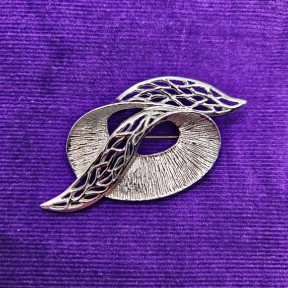 Vintage Celebrity NY Brooch Signed Silver Tone Ribbon Swirl Shiny Elegant - Picture 8 of 8